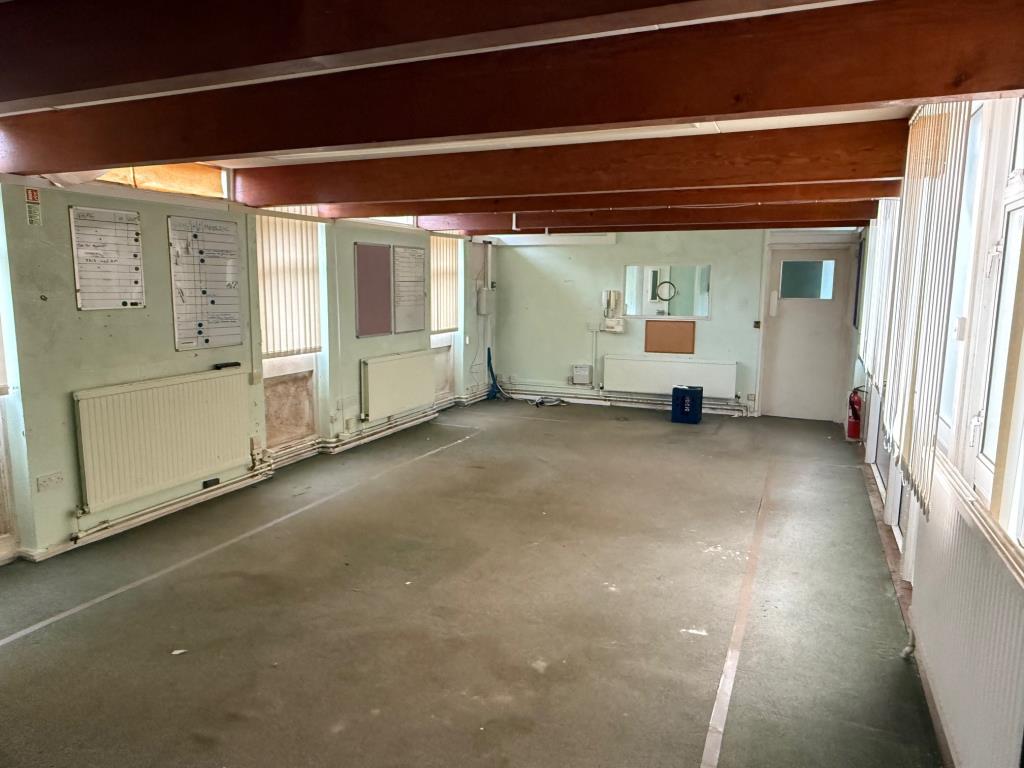 Lot: 85 - FREEHOLD BUILDING WITH POTENTIAL - Former communal room